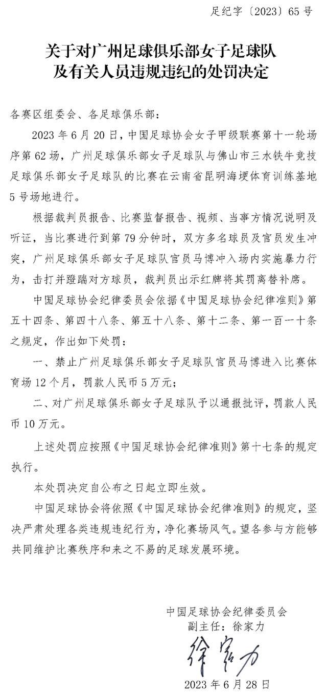 当天的活动中，两位马思纯的粉丝提前化好同款水月妆前往现场，令马思纯感动不已，随后马思纯亲自为粉丝贴起眉钉，十分有爱